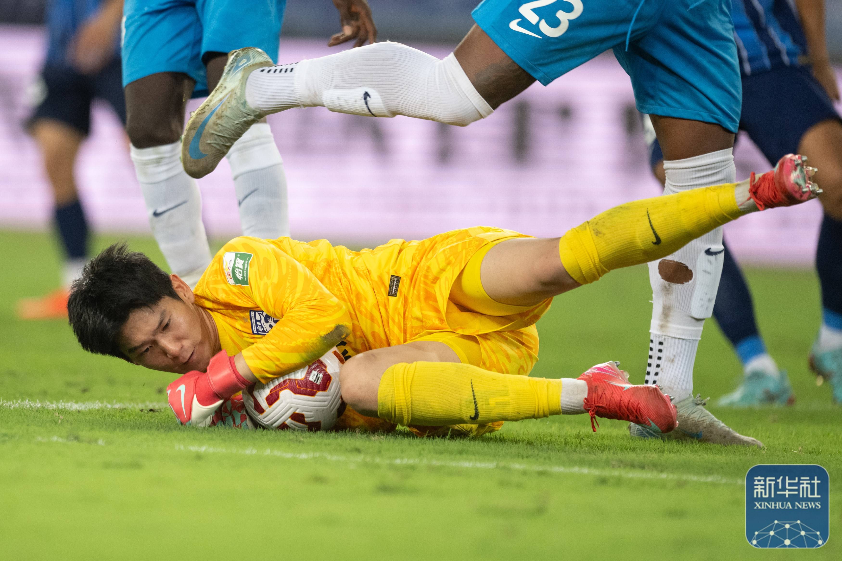 随着足球逐 随着足球逐